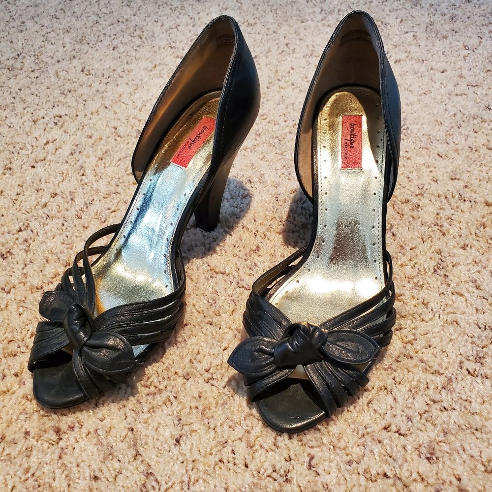 Black leather heeled slipper